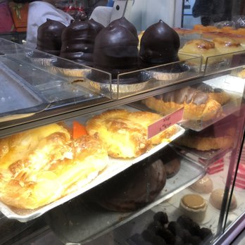 La Mallorquina - Display case - Desserts Near Me - Madrid, M La Mallorquina - Display case - Desserts Near Me - Madrid, M