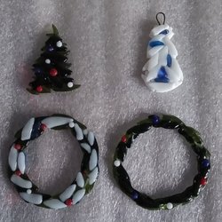 Glass Art Studio - Las Vegas - Final results: 2 wreaths, a tree and an abstract snowman.