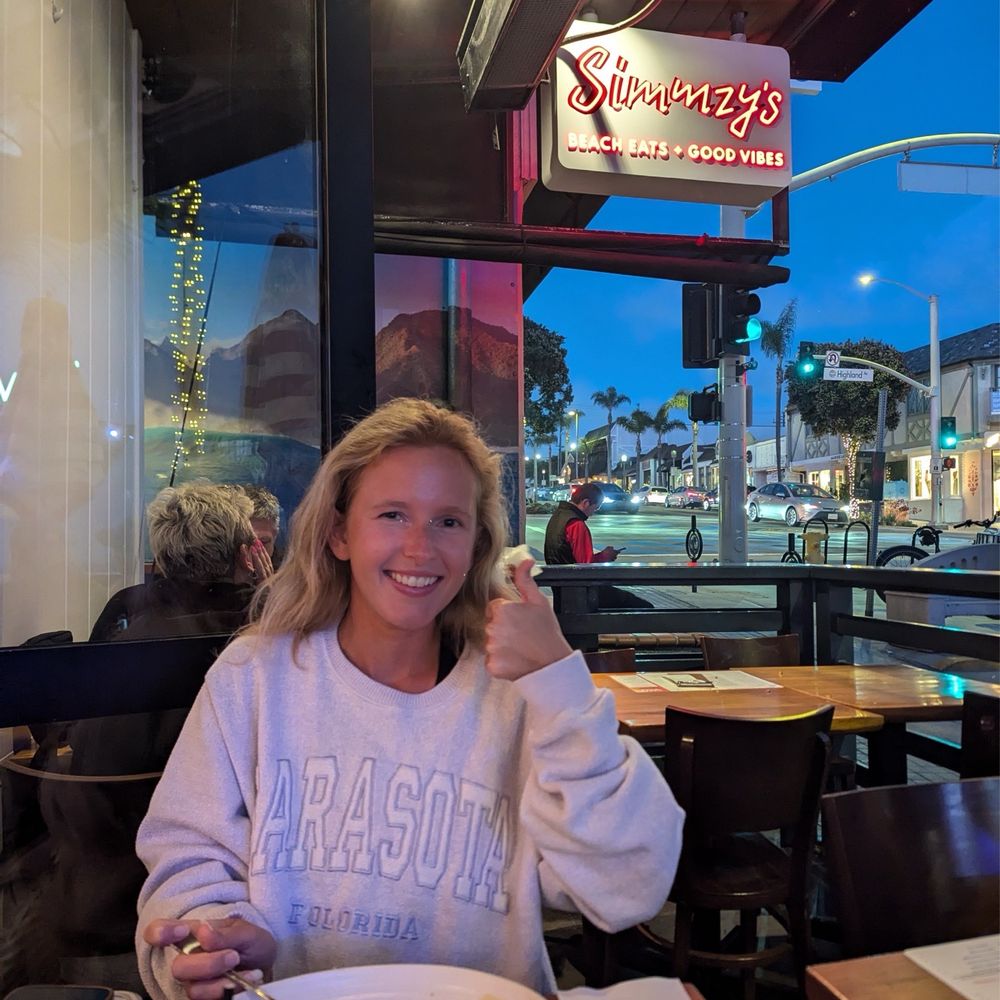 Simmzy's - Me - American Near Me - Manhattan Beach, California