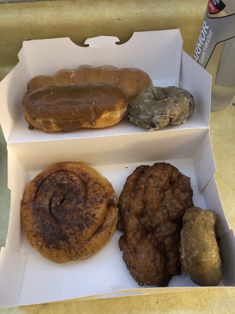 HOMETOWN DONUTS Logo
