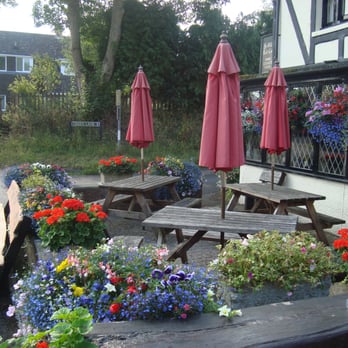 Ye Olde Red Lion - one of three outdoor seating areas - Pubs Near Me - Newbury, WBK