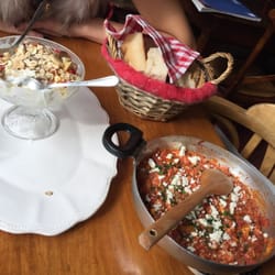 Kleinhaus - Anatomisches Rührei und Jogurt mit Müsli und Obst