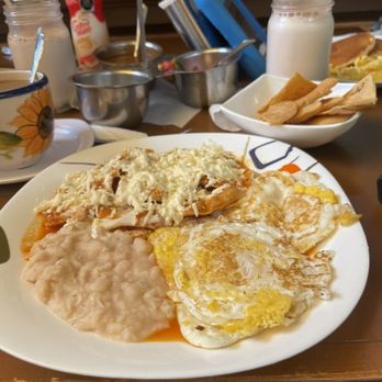 Las Cazuelas - Chilaquiles and coffee . order of hot cakes with scrambled eggs and chocomil . We also made a friend with the cute kitty . - Mexican Near Me - Tepatitlán de Morelos, JAL