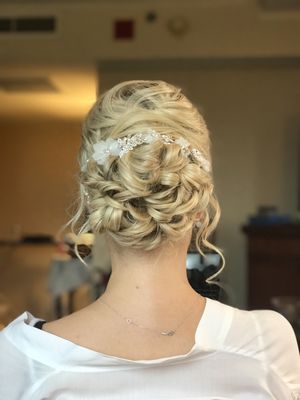 Októ Hair Lounge(We’re moving back to Gavali Salon) by null