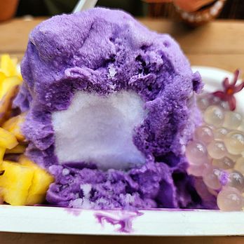 Da Sweet Spot - What the middle looks like. The condensed milk is sweet enough to flavor all the ice. Just mix it all together! - Shaved Snow Near Me - Kihei, Hawaii