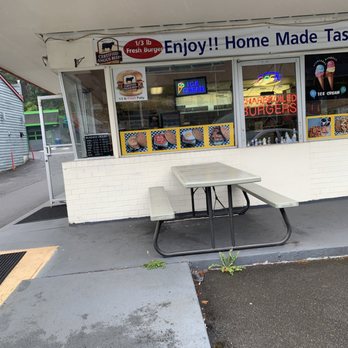 Herfy's - Outdoor seating, Wednesday 9 August 2023. - Burgers Near Me - Edmonds, Washington