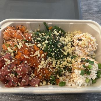 Omee J 2 - White rice, Tuna, salmon, seaweed salad, crab salad, tobiko, green onions, tempura flakes, garlic ponzu, and sweet and spicy. - Korean Near Me - San Jose, California