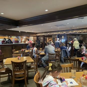 Giorlando's Restaurant - Full house (and parking lot) - Italian Near Me - Metairie, Louisiana