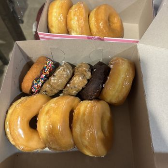 Eric's Donuts - Glazed donuts, blueberry cake, sprinkle cake donut, chocolate cake donut - Donuts Near Me - Sacramento, California