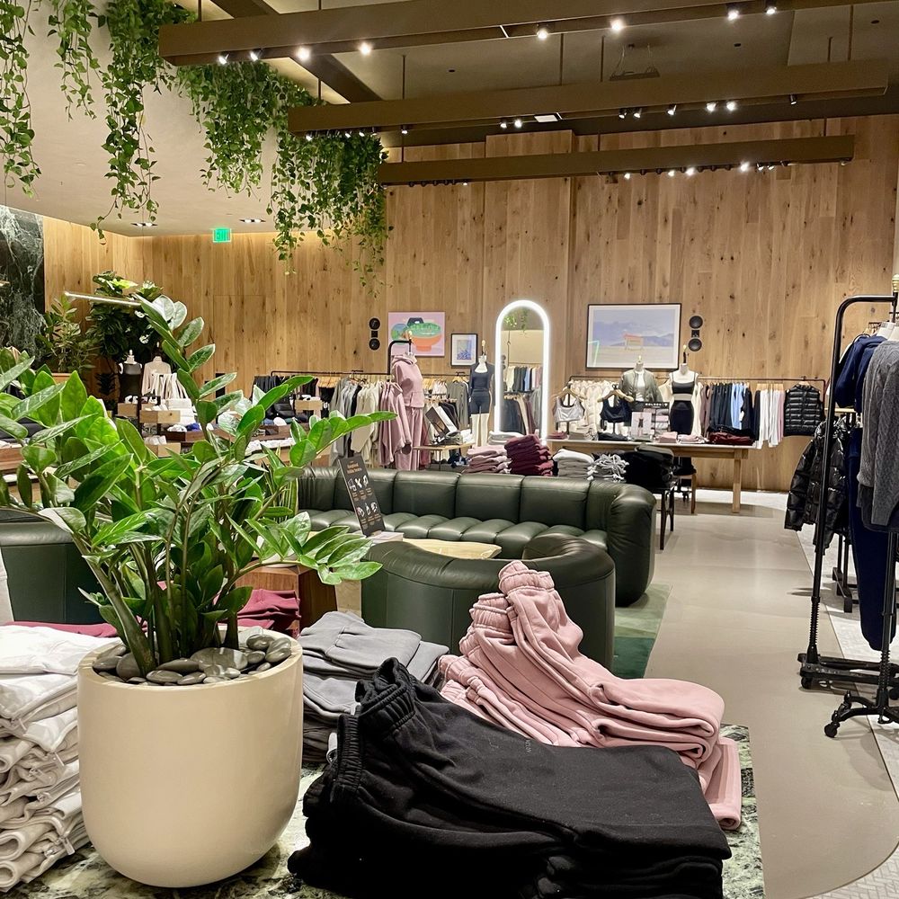 Aritzia - Women's Clothing Near Me - San Diego, California