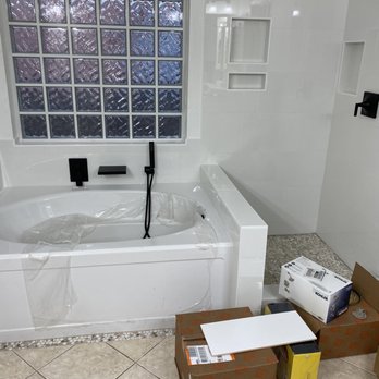 Flooring Warehouse - a bathtub in a bathroom - Flooring Near Me - Austin, Texas Flooring Warehouse - a bathtub in a bathroom - Flooring Near Me - Austin, Texas