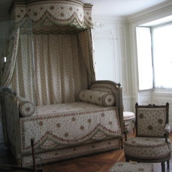 Le Petit Trianon - Castles Near Me