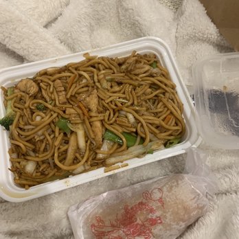 Good Chinese Restaurant - 37. Chicken Lo Mein with broccoli - Chinese Near Me - Brooklyn, New York