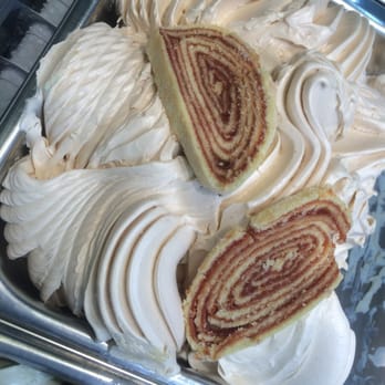 Cioccolatte Gelateria - Bolo de rolo feito com o proprio bolo. - Desserts Near Me - Recife, Prince Edward Island Cioccolatte Gelateria - Bolo de rolo feito com o proprio bolo. - Desserts Near Me - Recife, Prince Edward Island