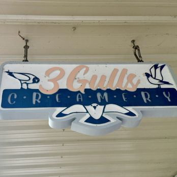 3 Gulls Creamery - The sign and logo - Ice Cream & Frozen Yogurt Near Me - Edisto Island, South Carolina