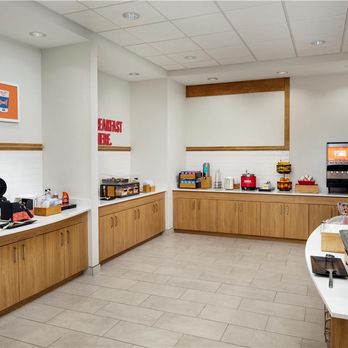 Hampton Inn Nashua - Breakfast Area - Hotels Near Me - Nashua, New Hampshire Hampton Inn Nashua - Breakfast Area - Hotels Near Me - Nashua, New Hampshire