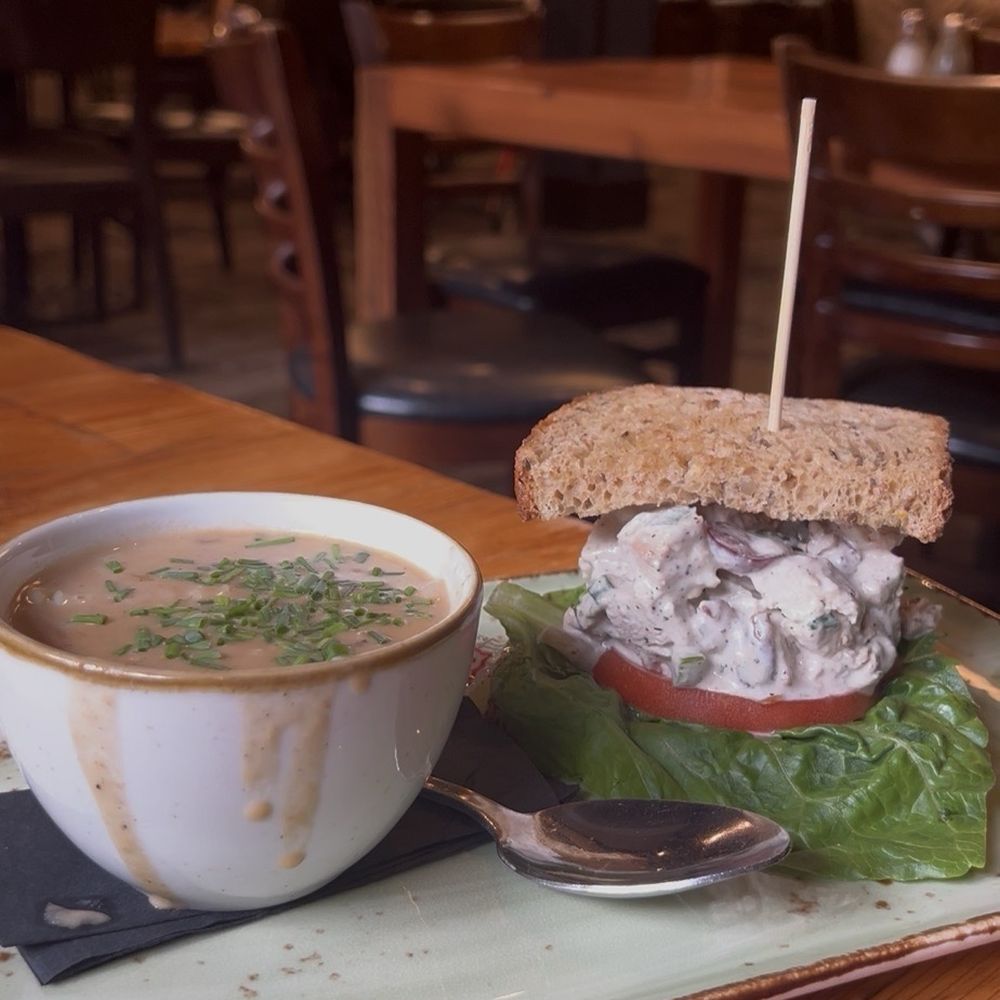 Half sandwich and half soup lunch special