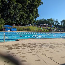 Jenny Thompson Outdoor Pool - Spectators on the hill, in the sun