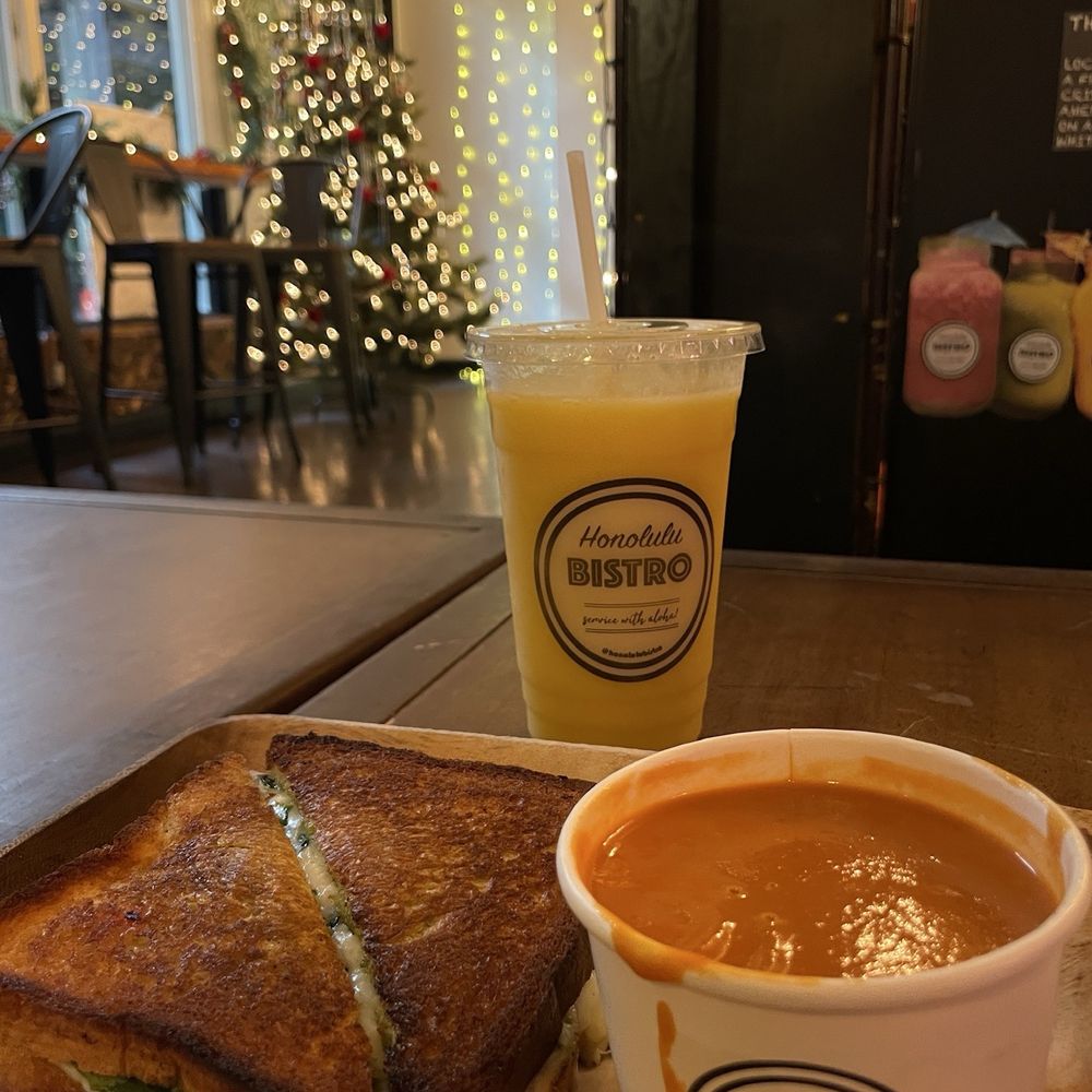 Honolulu Bistro - Pesto sandwich, tomato soup and mango smoothie - Hawaiian Near Me - Honolulu, Hawaii