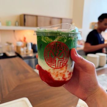 Taz Matcha - Strawberry Matcha Latte with Blueberry Foam - Cafes Near Me - Seattle, Washington Taz Matcha - Strawberry Matcha Latte with Blueberry Foam - Cafes Near Me - Seattle, Washington
