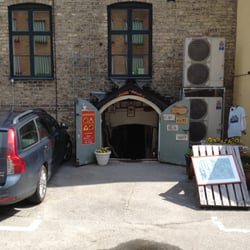 Fyndkällaren - Yup.  This is the entrance to the store.