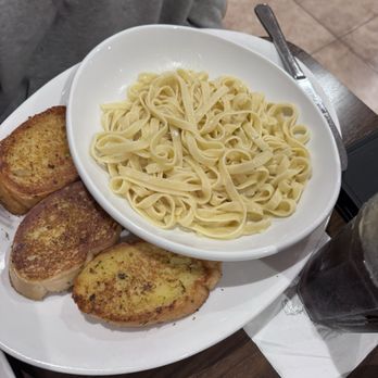 Papa Peter’s - Buttered pasta with garlic bread - Steakhouses Near Me - Tomball, Texas Papa Peter’s - Buttered pasta with garlic bread - Steakhouses Near Me - Tomball, Texas