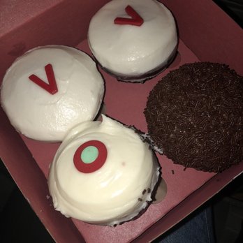 Sprinkles Houston Westheimer - Vegan red velvets, red velvet, and chocolate peanut butter (all were thoroughly enjoyed) - Desserts Near Me - Houston, Texas Sprinkles Houston Westheimer - Vegan red velvets, red velvet, and chocolate peanut butter (all were thoroughly enjoyed) - Desserts Near Me - Houston, Texas