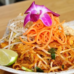 Aloy Thai Eatery-Capitol Hill - The Pad Thai was made with bean sprout, chopped tofu, red onion, green onion, cage free egg, and chopped peanut.