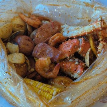 Cap't Loui - King Crab Shrimp Head Off Clams Eggs Sausage - Cajun/Creole Near Me - Stoneham, Massachusetts