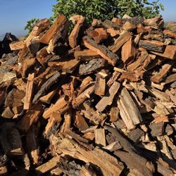 Pile of red oak and white oak seasoned firewood processed by  firewood guys. 

Barbecue firewood, Oak firewood, cooking firewood