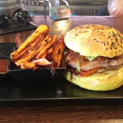 Sushi Tom - Burger de thon frites de pomme de terre  douce