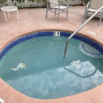 Hampton Inn by Hilton Calexico - Filthy and apparently broken jacuzzi. - Hotels Near Me - Calexico, California