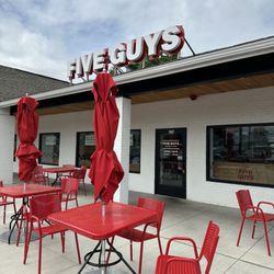 Five Guys - Outside seating