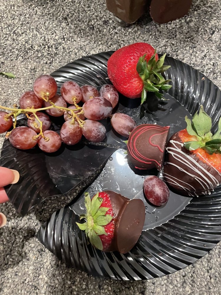 EDIBLE ARRANGEMENTS Updated September 2024 34 Reviews 339 Squire