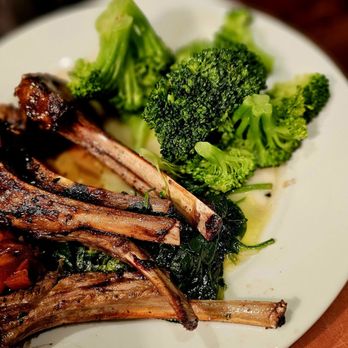 LongHorn Steakhouse - Lamb chops with spinach and broccoli - Steakhouses Near Me - Burlington, North Carolina LongHorn Steakhouse - Lamb chops with spinach and broccoli - Steakhouses Near Me - Burlington, North Carolina
