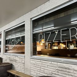 Pietra's Pizzeria & Italian Restaurant - Outside