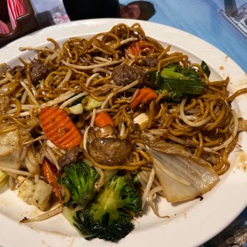 Char's Thai - Had the Lo Mein beef noodles. Not impressed, the noodle's had a sweet taste to them which I do not like and the overall food lacked flavor. - Thai Near Me - Tucson, Arizona