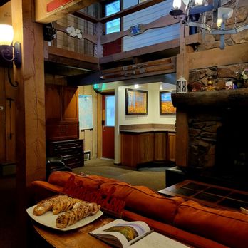 Cristiana Guesthaus - Fresh cookies daily at 4pm, and complimentary red wine from 4 to 5pm, nice! - Bed & Breakfast Near Me - Crested Butte, Colorado