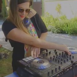 DJ D'Vinity All Vybz Entertainment - Funky Brunch at The Pub