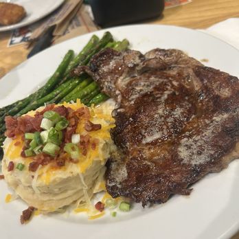 Chili's - Steak mash potatoes and green beans - American Near Me - Goleta, California Chili's - Steak mash potatoes and green beans - American Near Me - Goleta, California