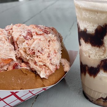 The  Raw Bar - Lobster roll and mudslide - Bars Near Me - Mashpee, Massachusetts