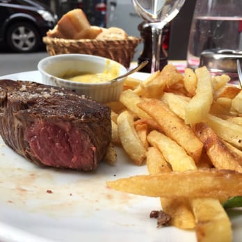 Le Petit Vendôme - Yeah you see that? Medium rare and they mean it. The cut was delicious but I covered it in their delicious sauce. - Sandwiches Near Me - Paris, 75