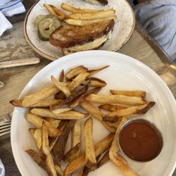 Saltbox Kitchen - Grilled cheese, Fries.