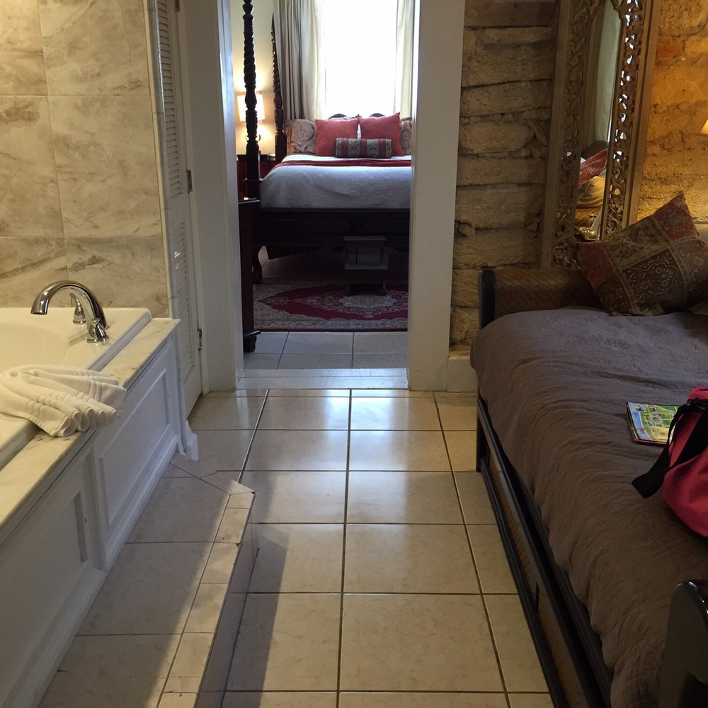 Bayfront Marin House - Coquina Room - daybed and jacuzzi tub - Hotels Near Me - Saint Augustine, Florida