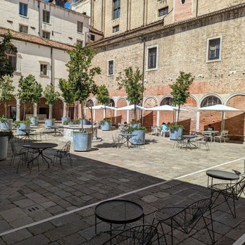 Combo - Terrace seating at the cafe. - Hostels Near Me - Venezia, VE