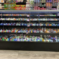 Showtime Smoke & Vape - Pipes selection