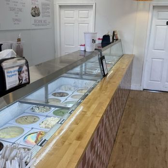 Del’s Ice Cream - Counter with the various flavors of ice cream - Ice Cream & Frozen Yogurt Near Me - Gulf Shores, Alabama