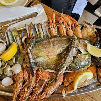 Pez Gordo - Fresh Seafood Platter - Spanish Near Me - Barcelona, B Pez Gordo - Fresh Seafood Platter - Spanish Near Me - Barcelona, B