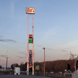 Bill's Truck Stop Restaurant - Remeniscent of days before blue signs with restaurants and gas stations a long expressways, Bill's has a sign over 30-feet high