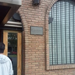 Casablanca - Entrada escueta, pero interior amplio.